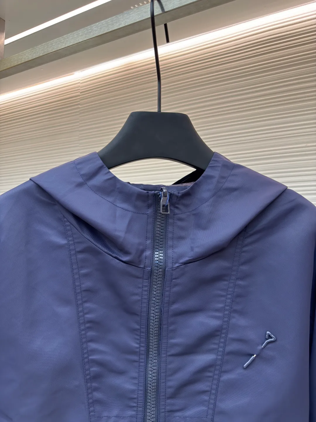 LOUIS VUITTON double-sided windproof pin jacket ●Authentic product: 23000 purchased and developed ●Item number: 1680475-C55 ●Fabric: polyester fiber fabric ●Technology: jacquard ●Version: fitted version ●Weight: about 555 grams ●Size: 44-46-48-50 ●Description: The solid color fabric is made of nylon encrypted matt twill fabric, and the jacquard fabric on the other side is made of 50D nylon yarn-dyed jacquard fabric. The solid color front panel is laser-burned, hand-made of white copper, with a triangle pin with logo and glossy finish. The front panel pocket uses a hardware keychain to hang a folding clothing tag, and the jacquard letters on the front chest placket are made of single-piece flowing pure It is cut by hand to restore the flower, and all the pieces are numbered. The pockets are also cut with the restored flower number. The fabric is relatively light and silky, and it takes time to cut accurately. The front and center are equipped with a double-circulation puller 5# orbital zipper. The hem and the hood are worn with spiral elastic ropes with ring anti-slip buckles, square pig nose buckles with logo, and all holes are punched with hardware and logo on the cloth-colored cornrows.